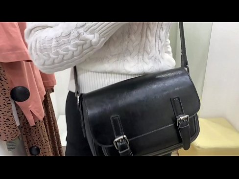 ❤️ Masturbasyona giştî ya keçika ciwan FeralBerry bi dilopek li jûreya fitarê ️❌ Porno li ku.pornobot.ru ❤